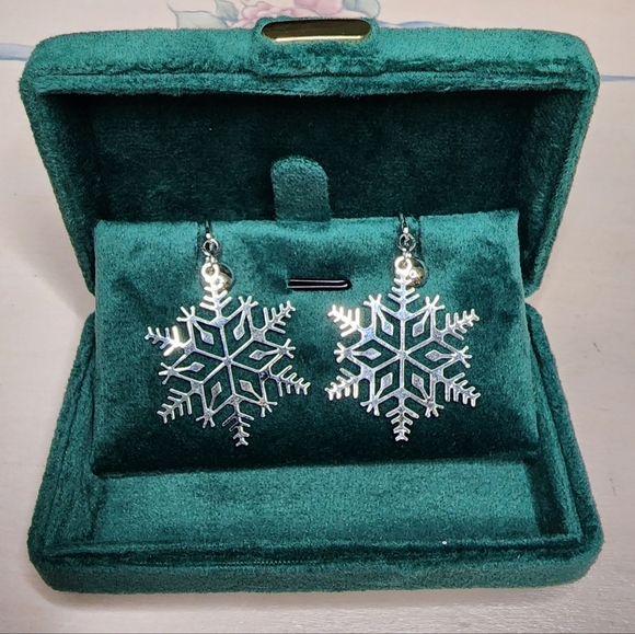 HOST PICK Vintage Earrings Snowflakes, Christmas,Clip On Earrings, Silver - Picture 1 of 8